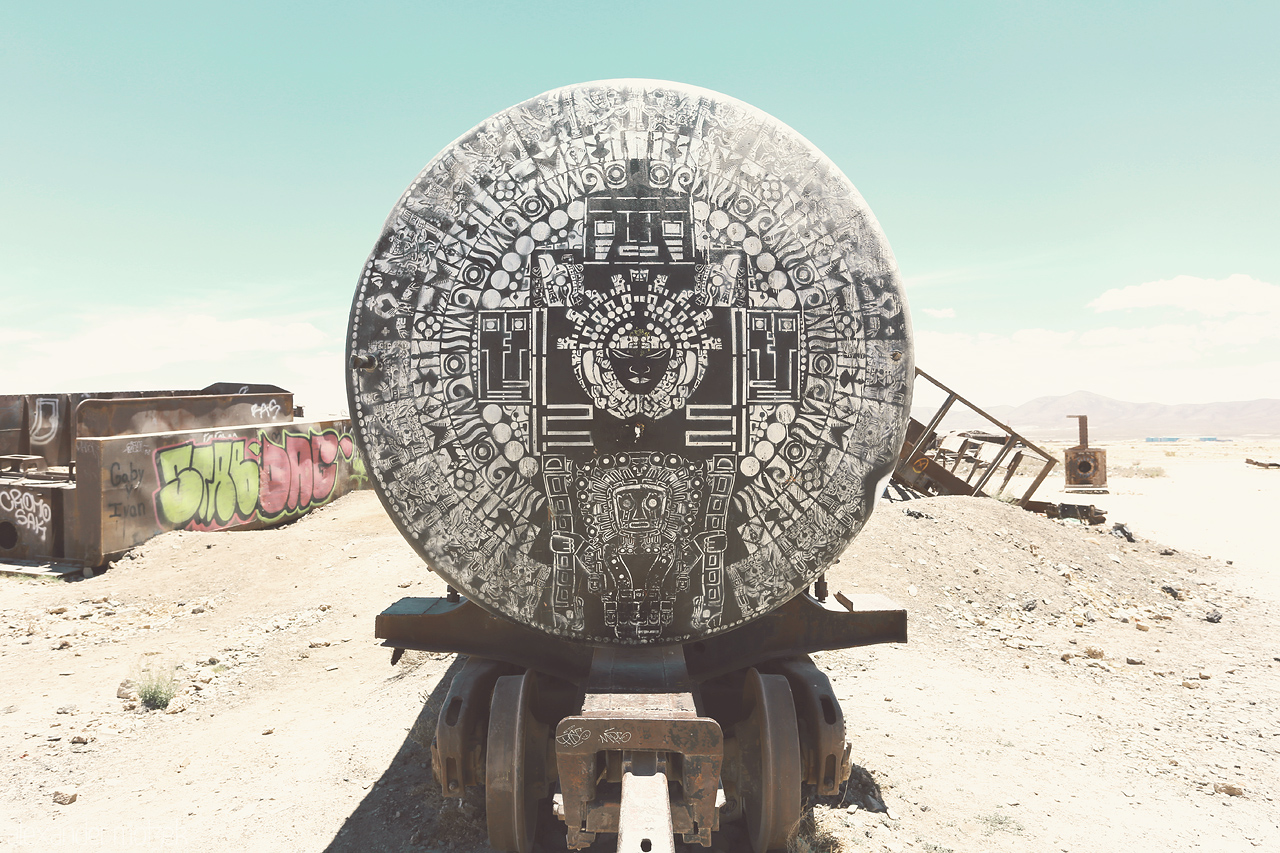 Cementerio de Trenes Foto von Kunst auf den verlassenen Zügen der Zugfriedhofs in der Nähe von Uyuni