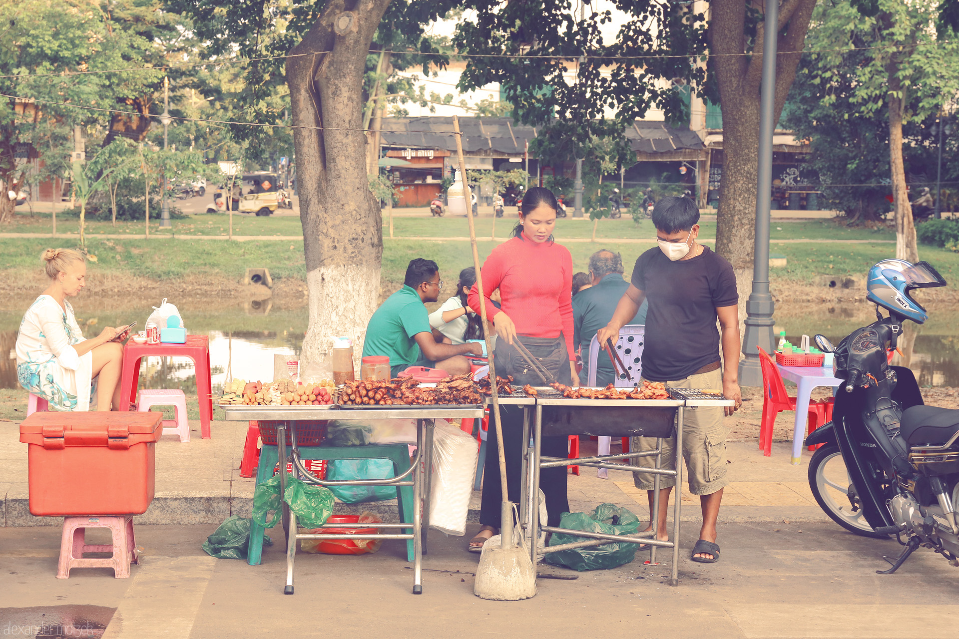 Foto von Locals grill skewers by the riverside in Siem Reap, capturing the flavors and street life of Cambodia’s vibrant food culture.