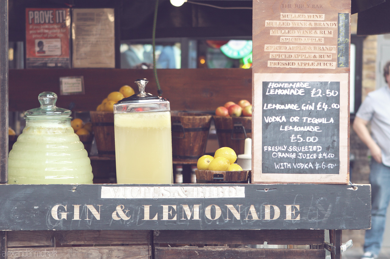 Zesty London Quench Foto von Discover fresh lemonade stands in London, offering zesty drinks with a twist of local flavor. A citrus haven amidst the city's bustle.