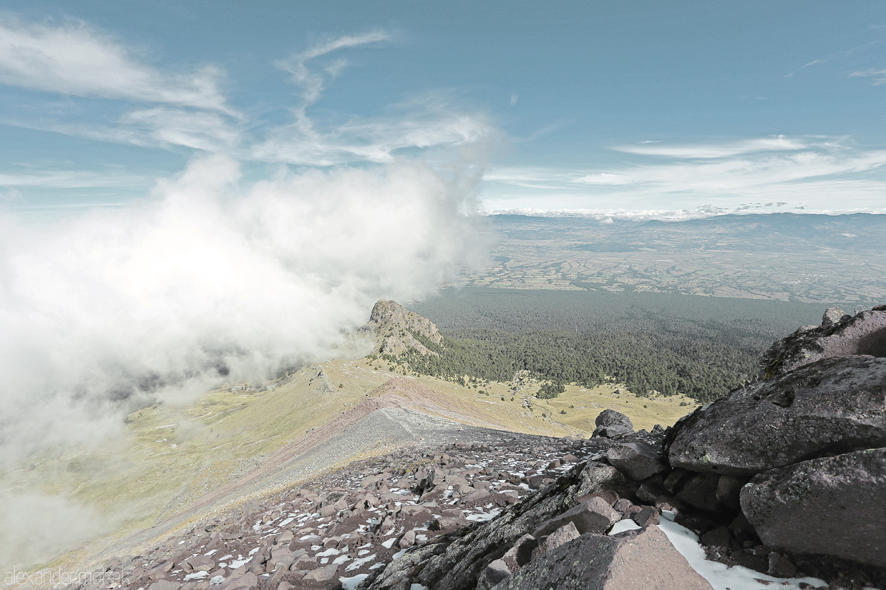Cumbre Nublada Foto von Majestic Malinche peak piercing the clouds, overlooking Puebla's expansive vistas.