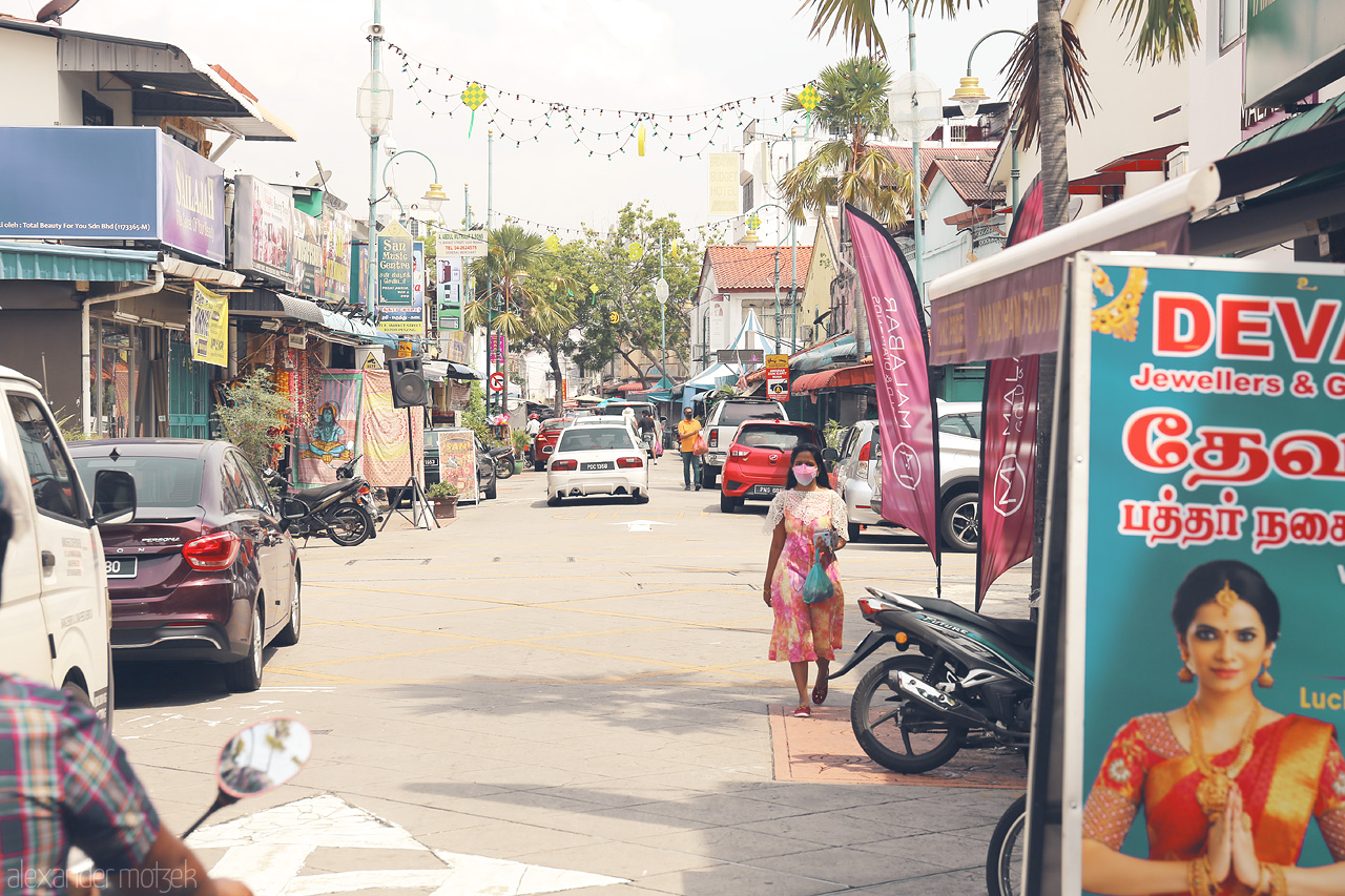 Penang's Prism Pathways Foto von Vibrant streets of Penang, Malaysia, alive with colorful shops and local charm—where heritage and modernity converge.