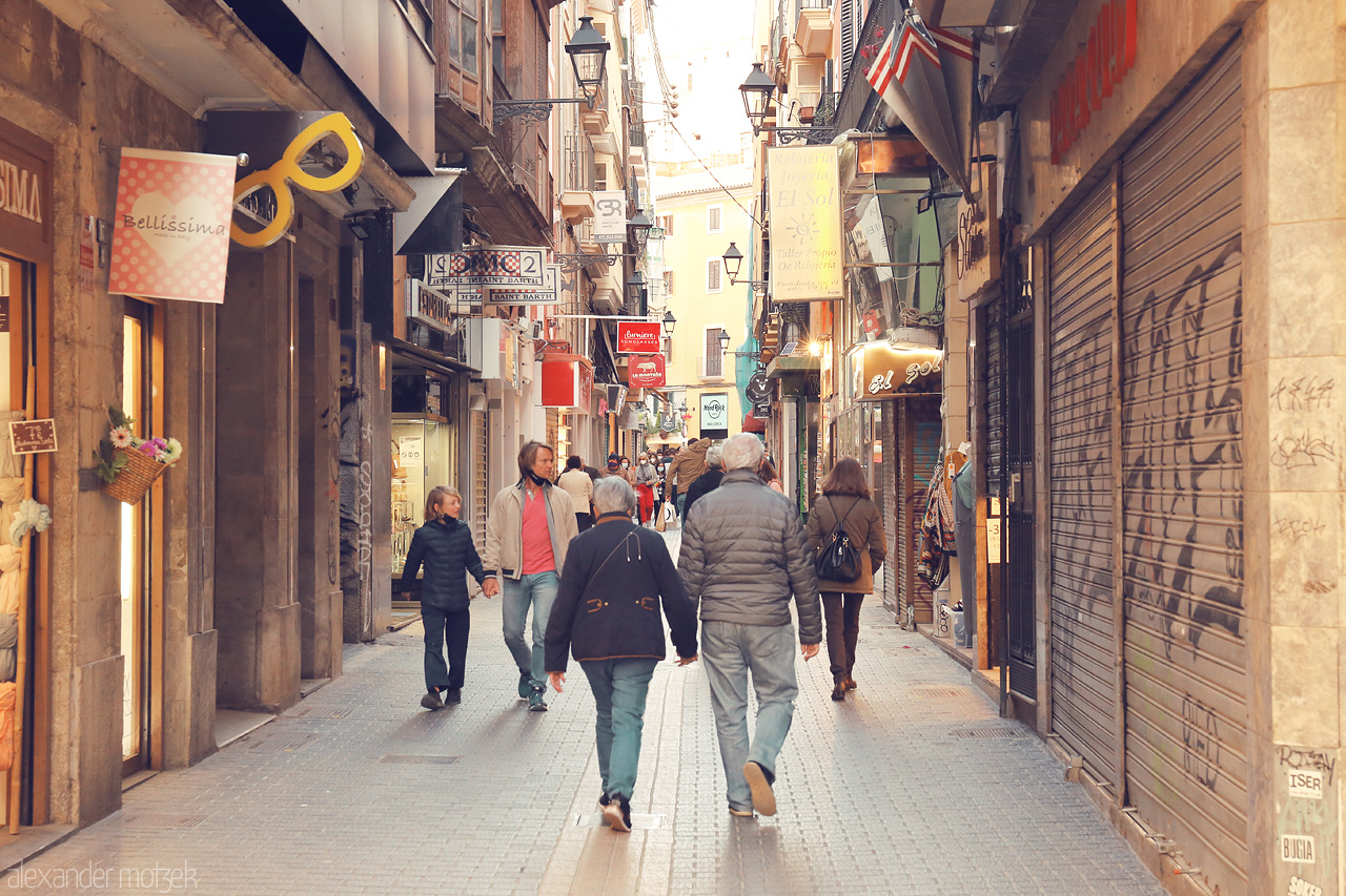 Foto von A warm stroll through the bustling backstreets of Palma, capturing the essence of local life in Mallorca's capital.