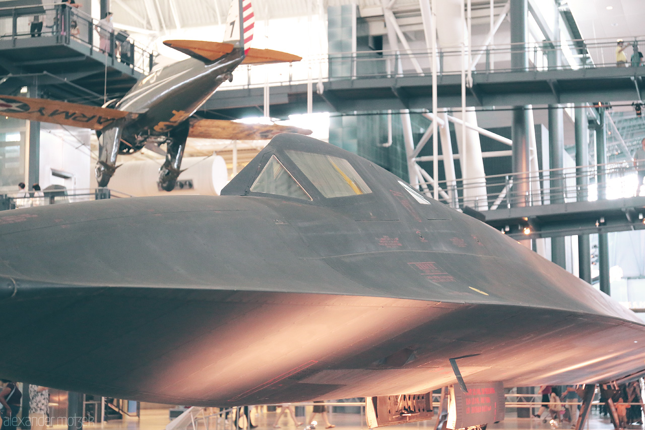 Velocité du Ciel Foto von Marvel at the sleek and mysterious aircraft at Steven F. Udvar-Hazy Center, where aviation legends come alive.