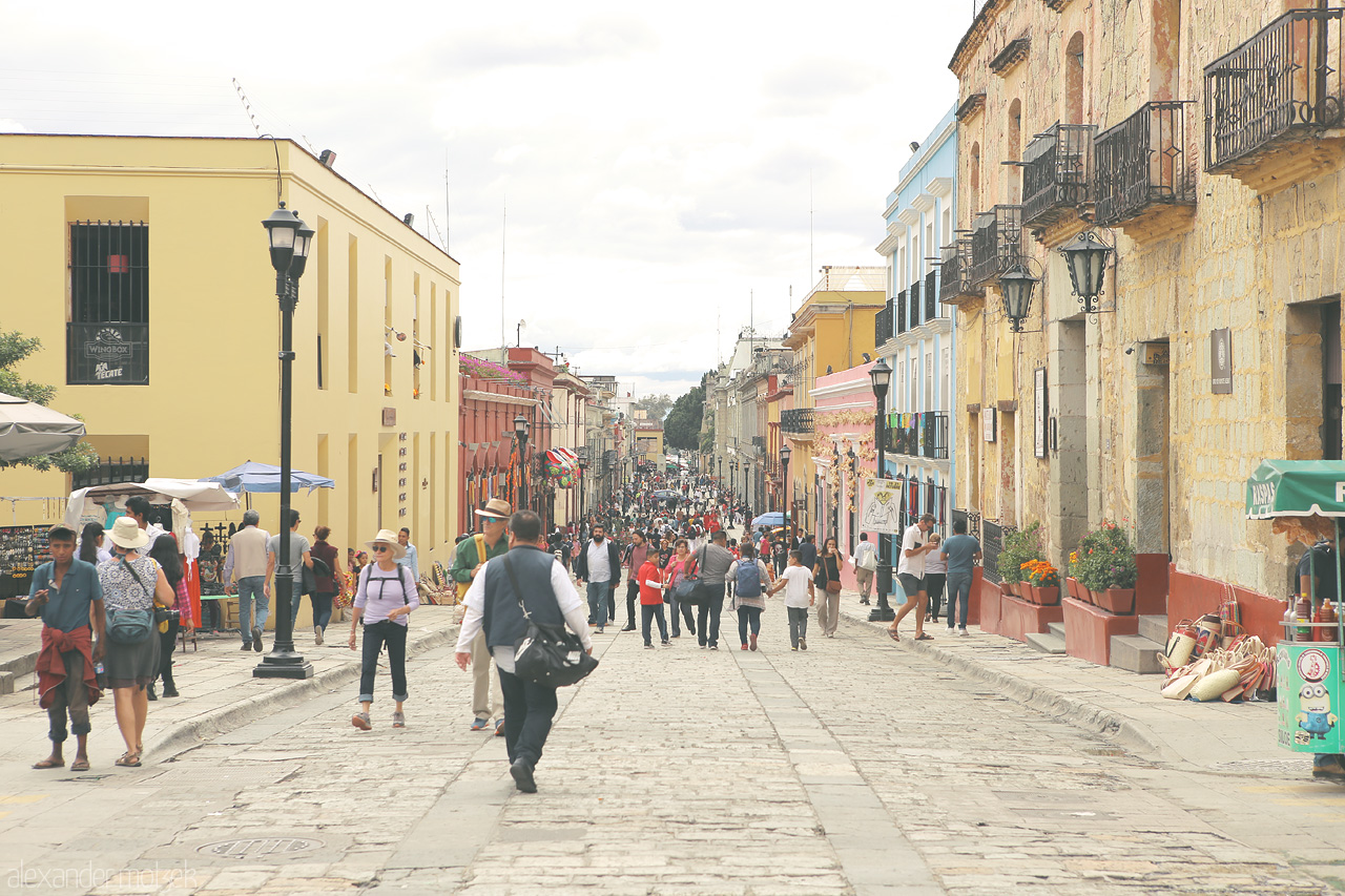 Foto von Bustling street life amidst the colorful heritage of Oaxaca de Juárez, Mexico, with locals and travelers alike.