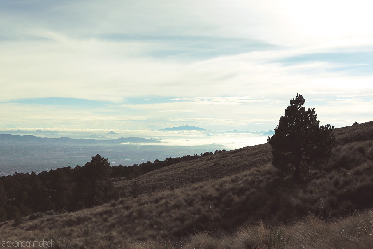 Foto von Serene landscape at La Malinche, Puebla with rolling hills and clouds blanketing the horizon.