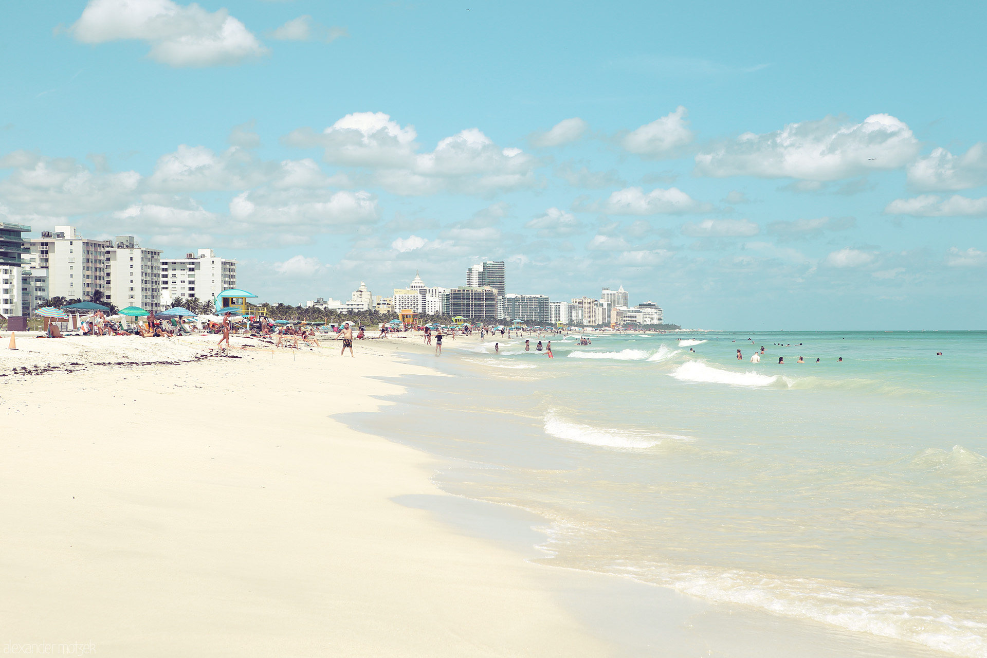 Sunlit Serenity Foto von A sun-kissed beach in Miami, showcasing soft sands, vibrant skies, and tranquil waves under the Florida sun.