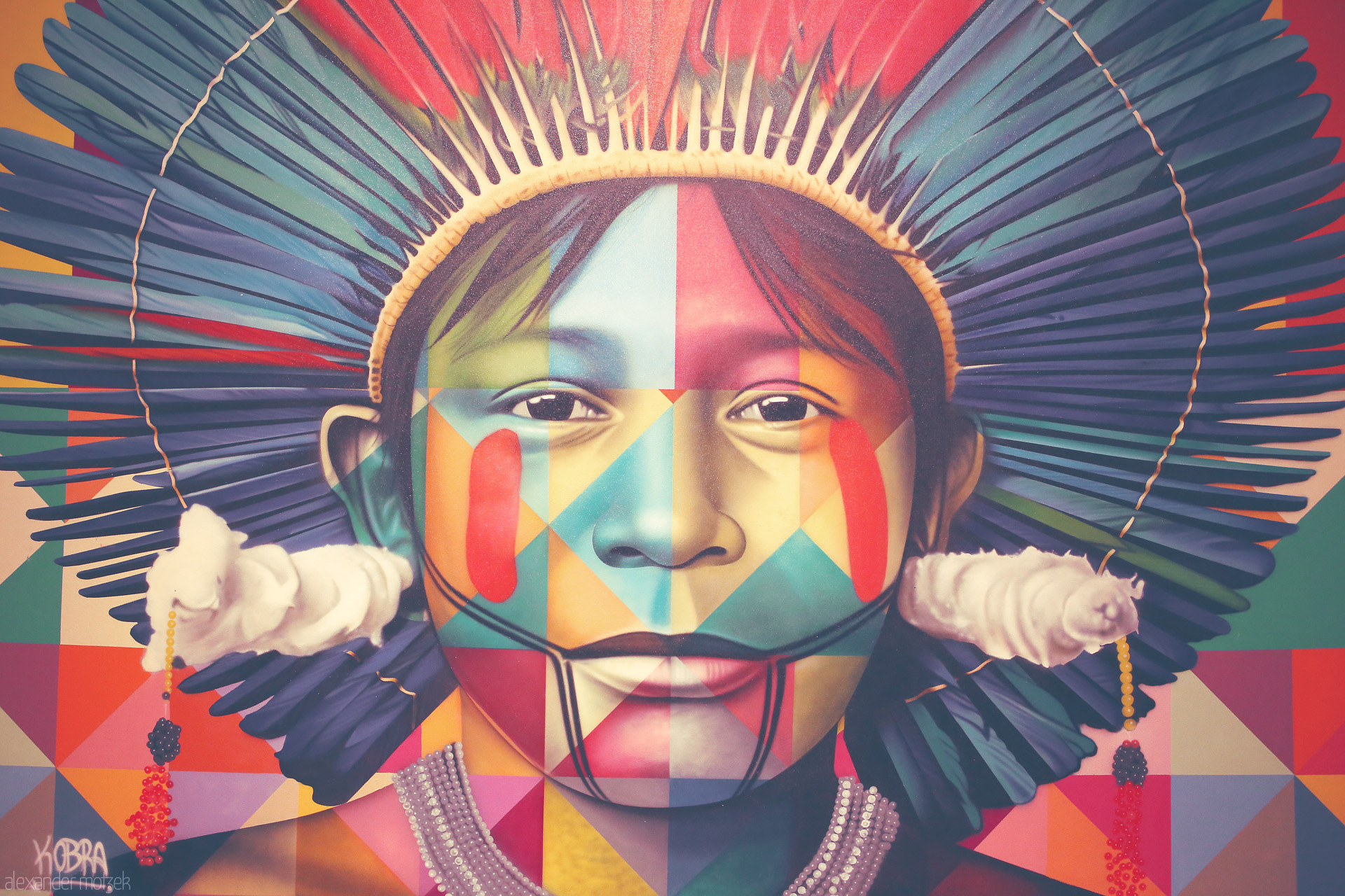 Vibrant Visage of Miami Foto von Colorful mural of an Indigenous face adorned with feathers and patterns in Miami, reflecting the city's vibrant cultural tapestry.