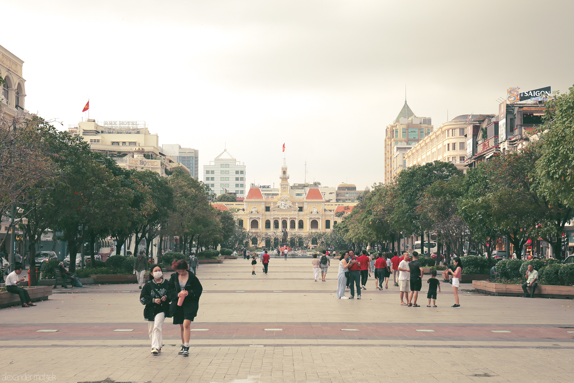 Foto von Morning strolls on Nguyen Hue, Saigon, with the iconic City Hall watching over the city’s daily rhythm.