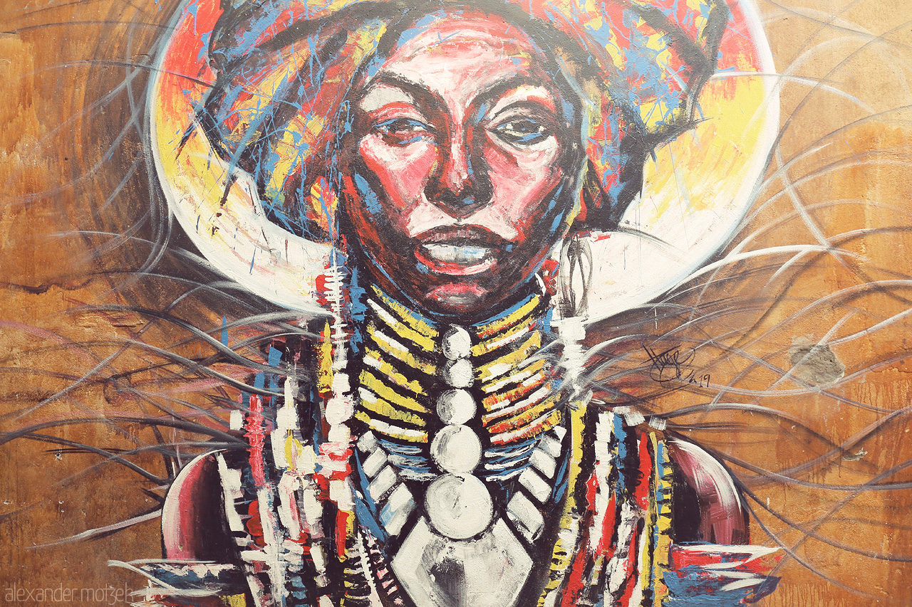 Ombepo Windhoek Portrait Foto von Striking mural artwork capturing the vibrant soul of Windhoek, Namibia.