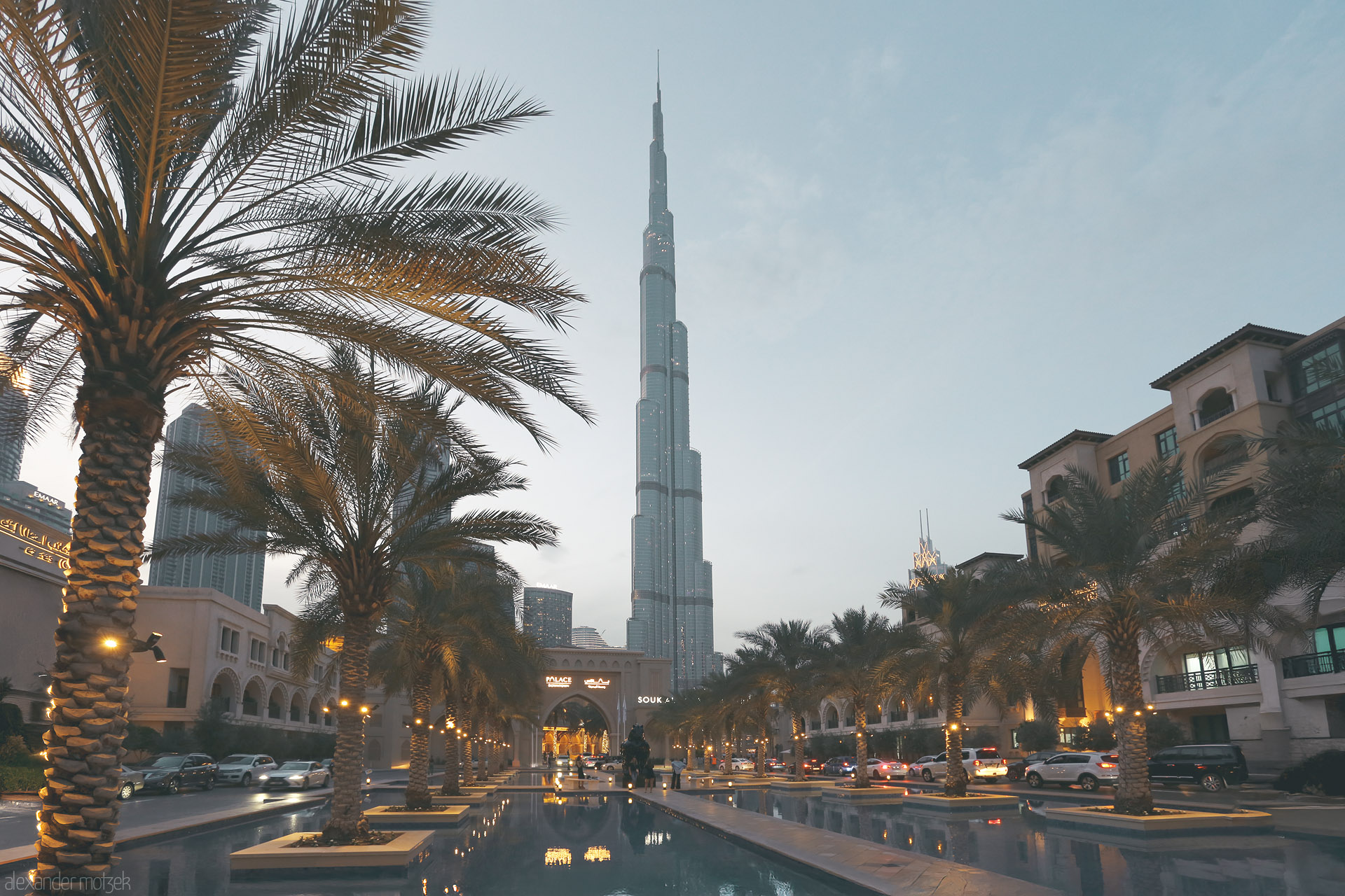 Foto von Palm-lined oasis and twilight reflections frame the dazzling Burj Khalifa in Downtown Dubai, UAE.