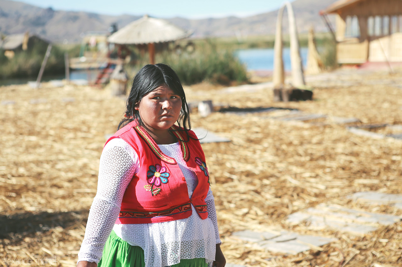 Foto von Frau auf einer Isla de los Uros