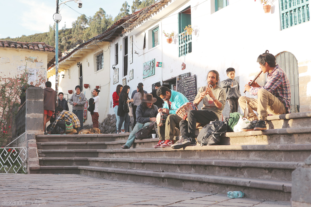 Foto von Panflötenspieler auf dem Platz Plaza San Blas in Cusco im Abendlicht