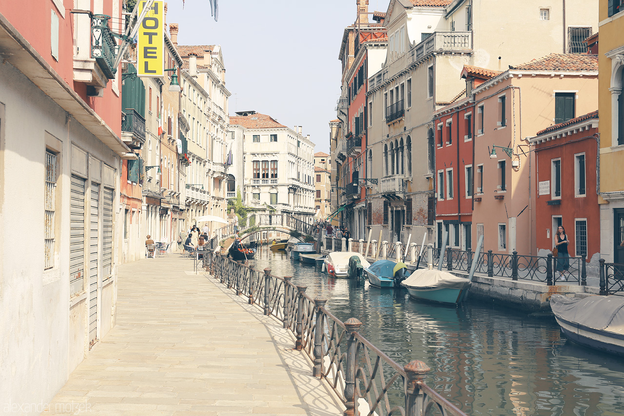 Foto von Quaint Venetian canal lined with pastel facades under a serene sky, a glimpse into the serene beauty of Venice.