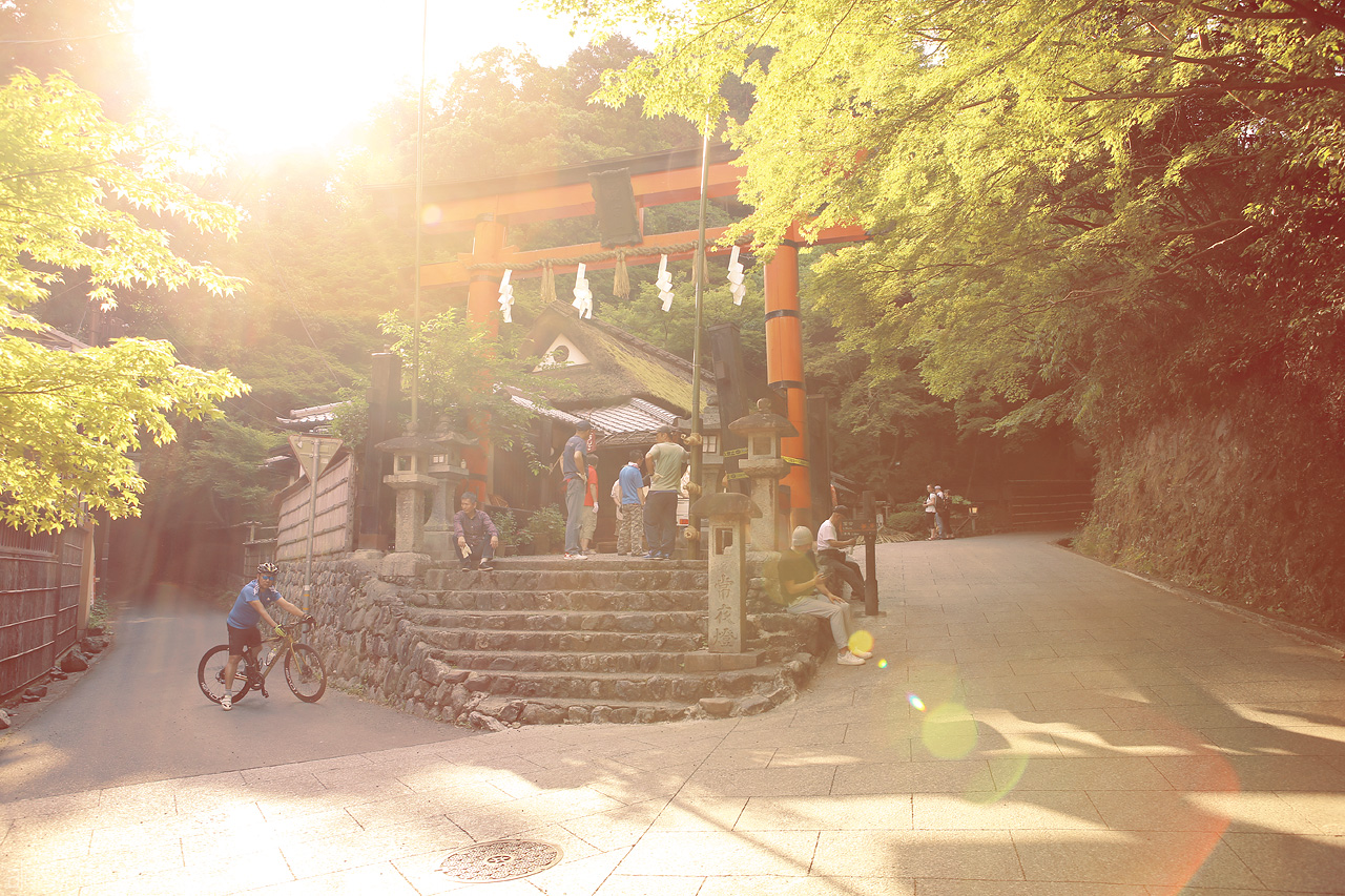 Foto von Riesiges orangenes Torii in Hiranoya