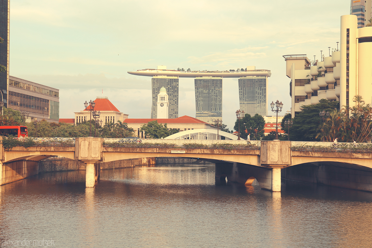 Marina Skyline Oasis Foto von A tranquil view of Singapore's Marina Bay Sands with the picturesque river and classical bridges in the foreground.