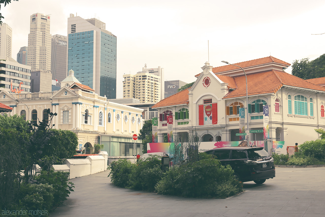 Colonial to Contemporary Foto von Singapore: Where vibrant colonial-era architecture meets sleek modern skyscrapers in a harmonious urban tapestry.