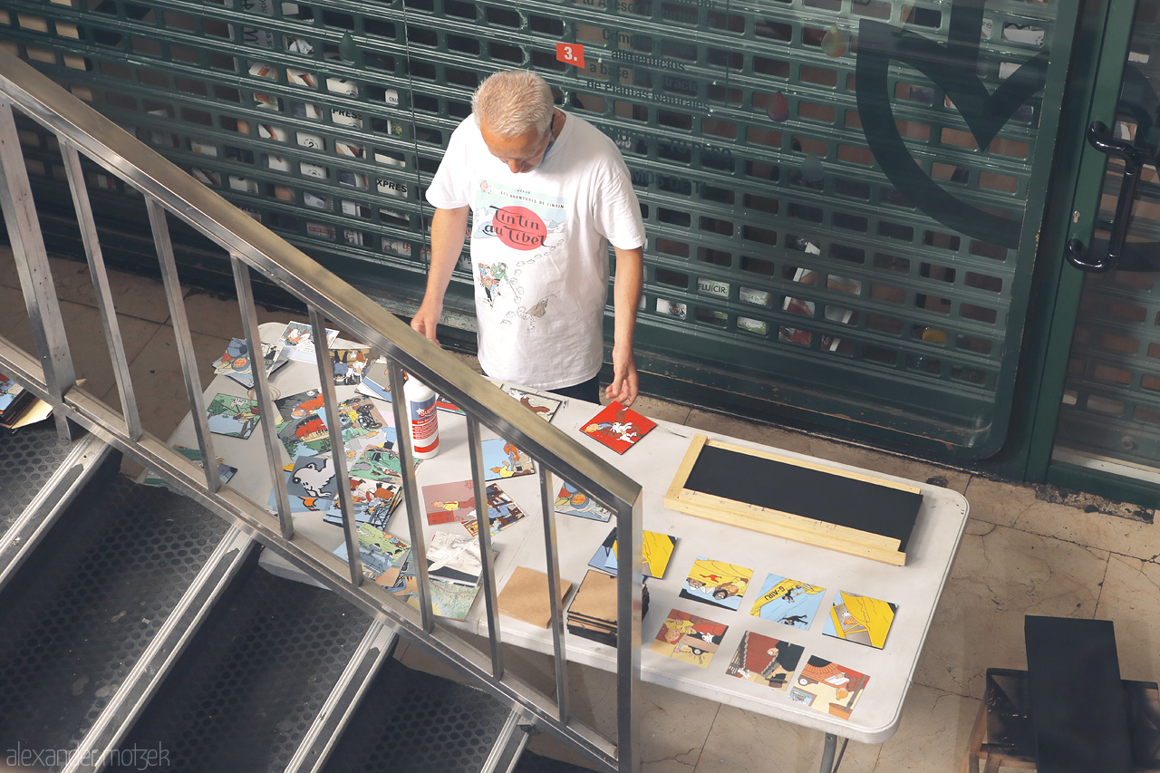 Foto von An individual descending a staircase, flanked by vibrant artwork, captures the dynamic culture of Madrid.