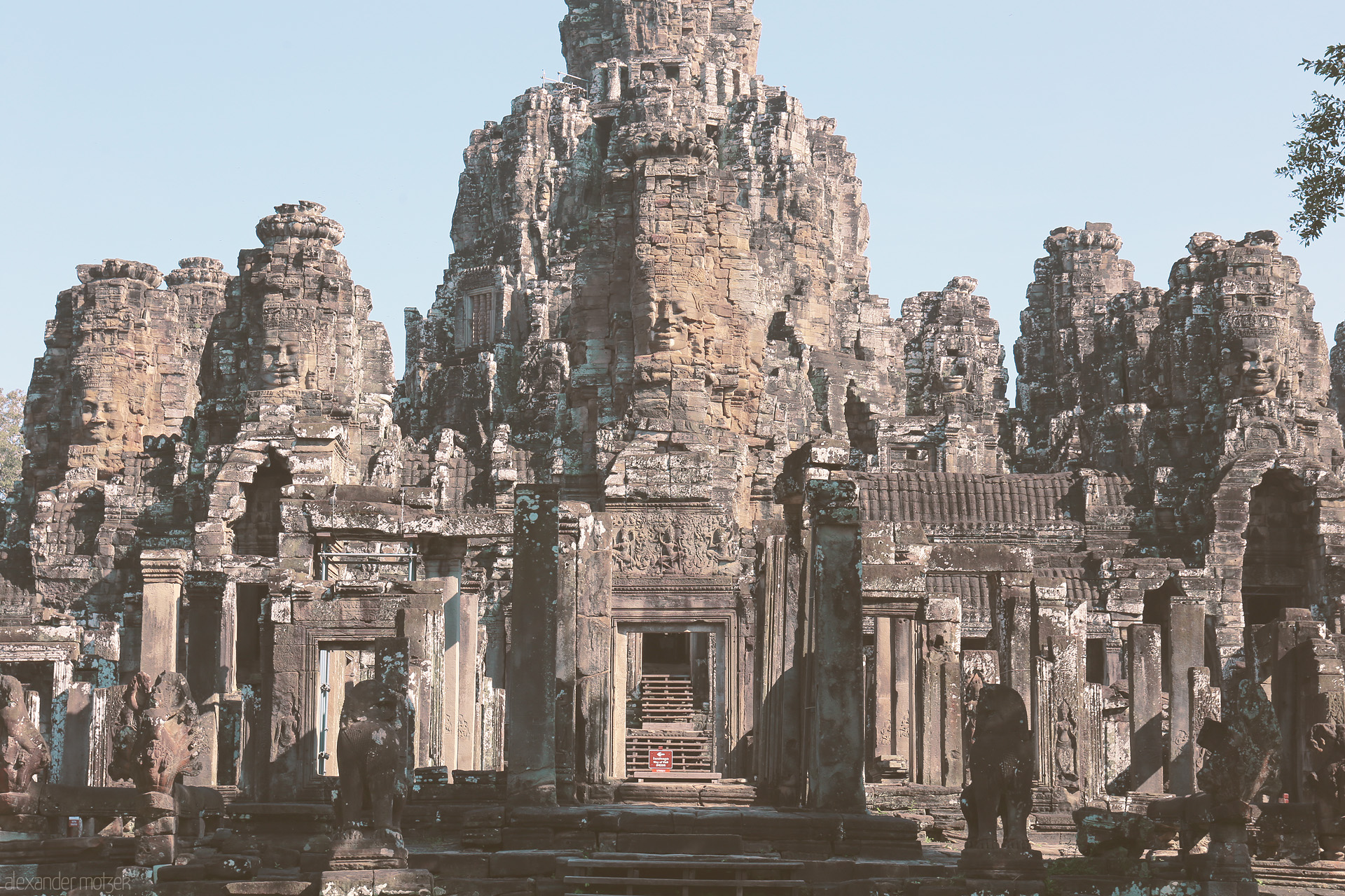 Foto von Stone faces of the Bayon Temple gaze serenely over Angkor Thom, Siem Reap—majestic echoes of Cambodia's ancient Khmer Empire.