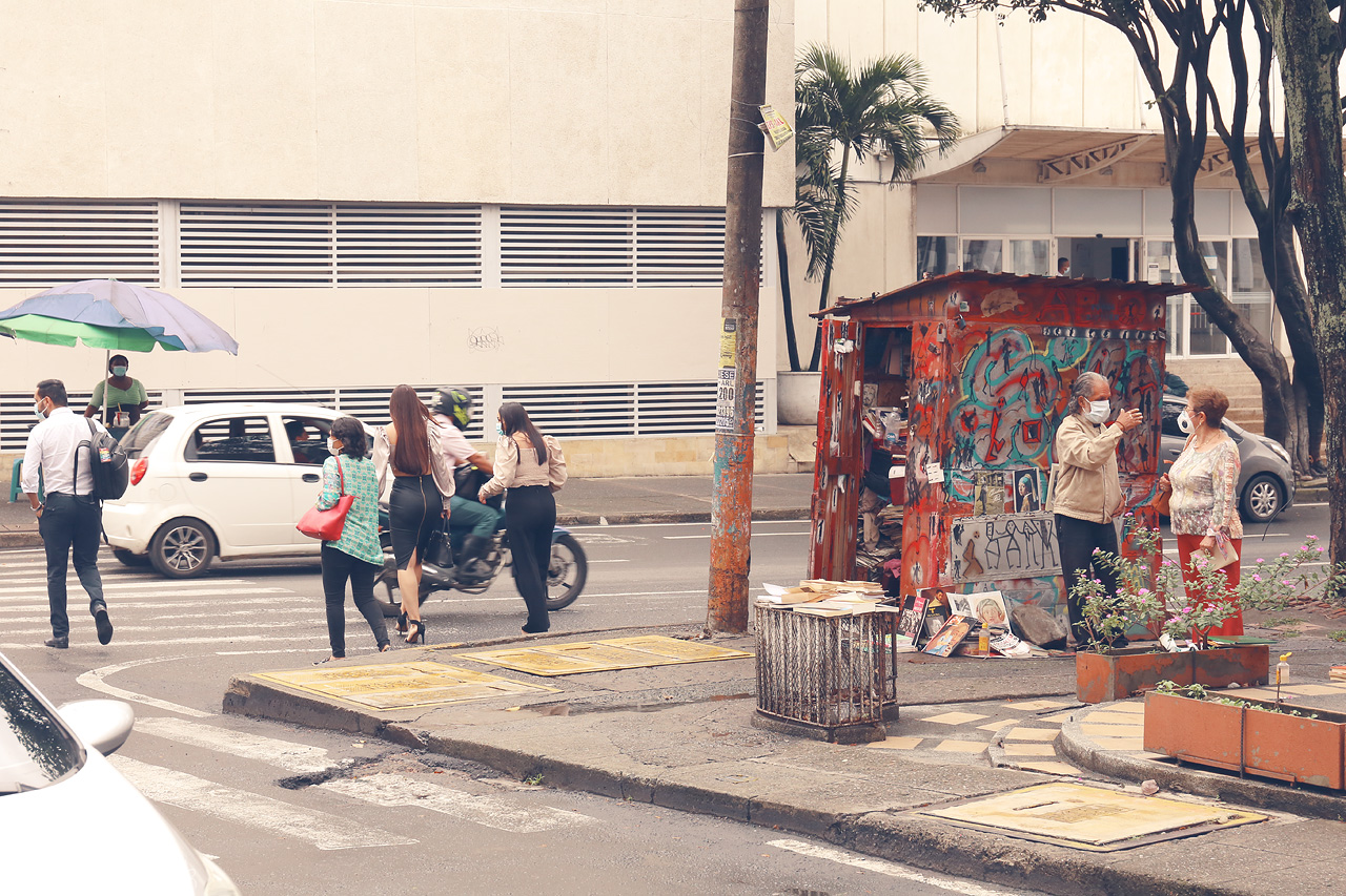 Calle Caleño Chisme Foto von Street life in Comuna 3, Cali, showcasing vibrant murals, everyday hustle, and a blend of modernity with urban culture.