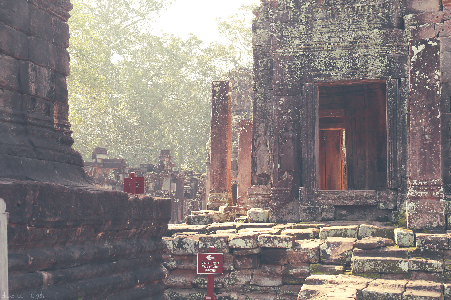 Foto von Sunlight filters through ancient Khmer doorways at Angkor Wat, Cambodia—timeless stone, lush jungle, and mystical serenity.
