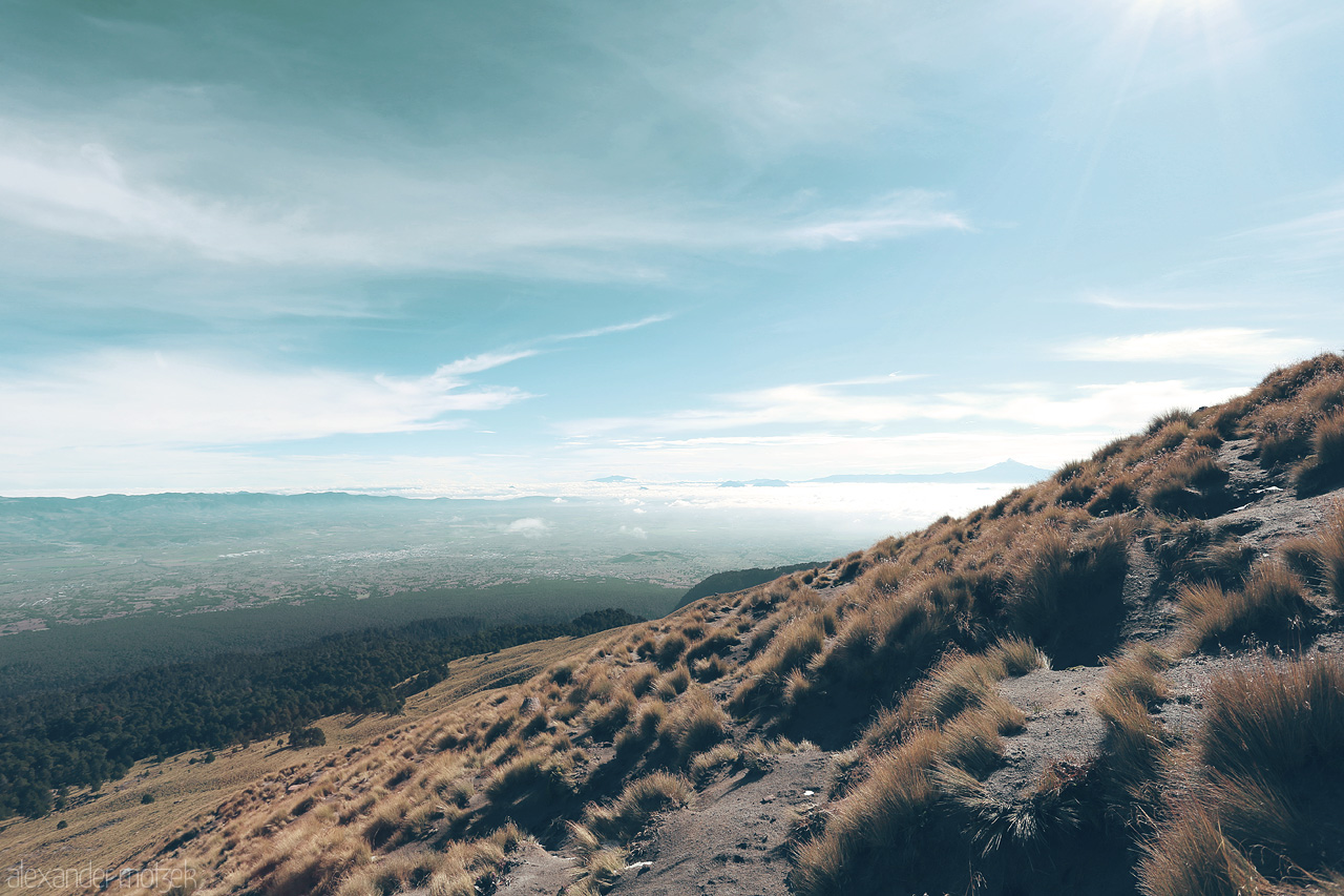 Cielo Malintzin Foto von Sweeping vistas from La Malinche's slopes, revealing Puebla's rugged beauty beneath a vast sky.