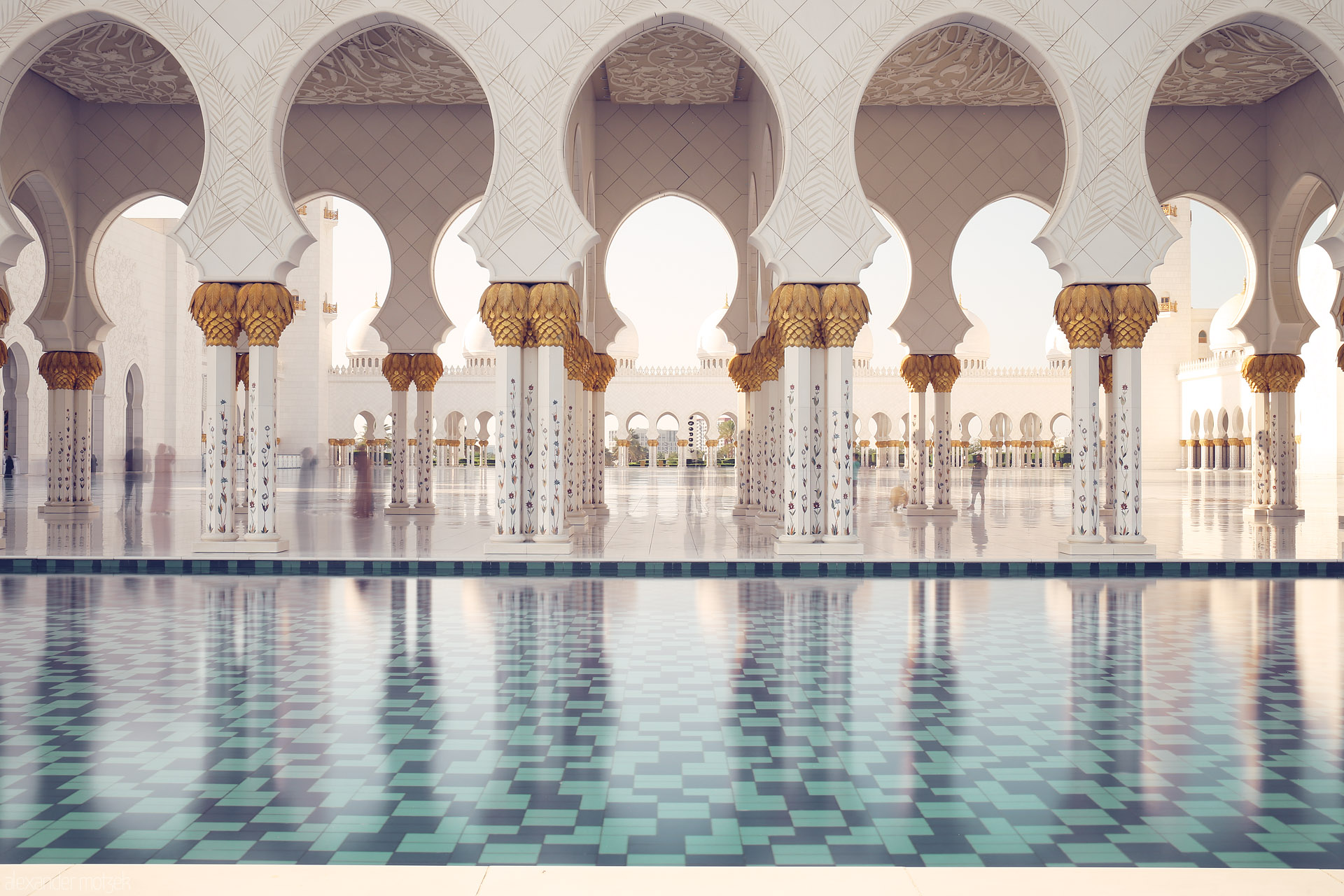 Foto von Ornate arches and golden palms shimmer above tranquil tiles at Sheikh Zayed Mosque, Al Rawdah, Abu Dhabi’s architectural masterpiece.