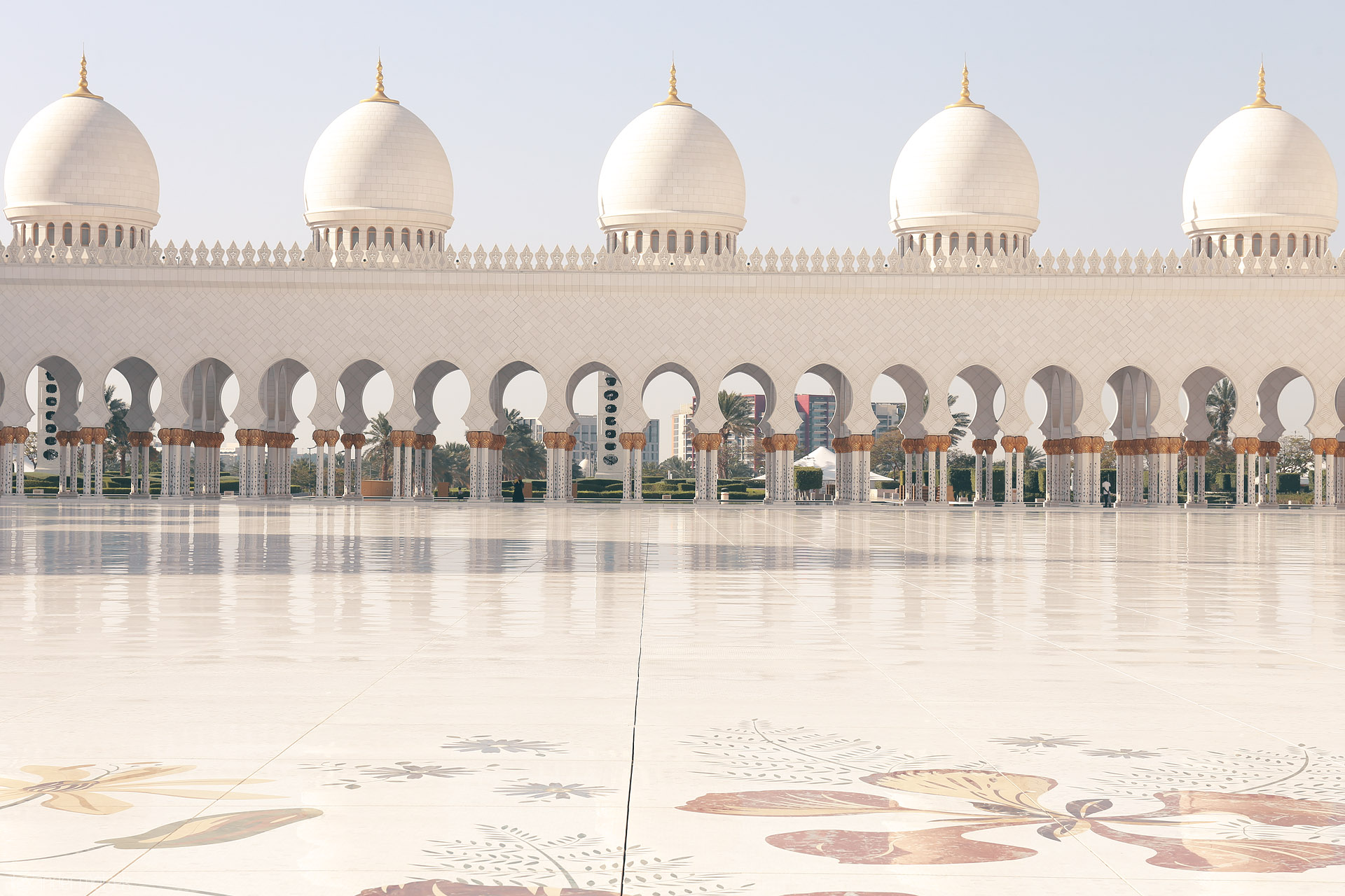 Foto von Sunlit domes and arches of Sheikh Zayed Grand Mosque shimmer in Al Rawdah, Abu Dhabi—a fusion of art, faith, and desert light.