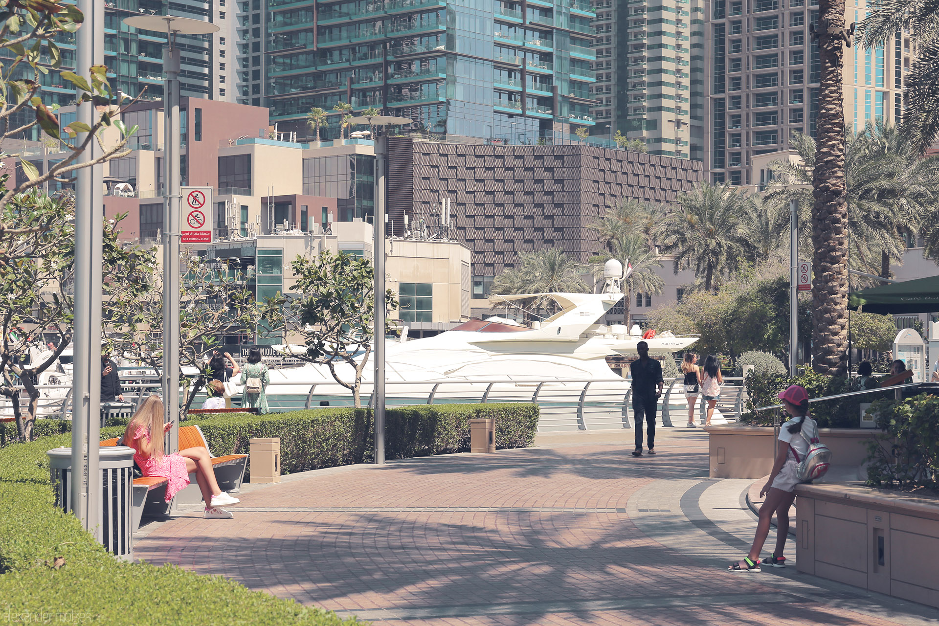 Foto von Sunlit strolls and quiet moments along Dubai Marina, where palm shadows meet yachts and glass towers rise above.
