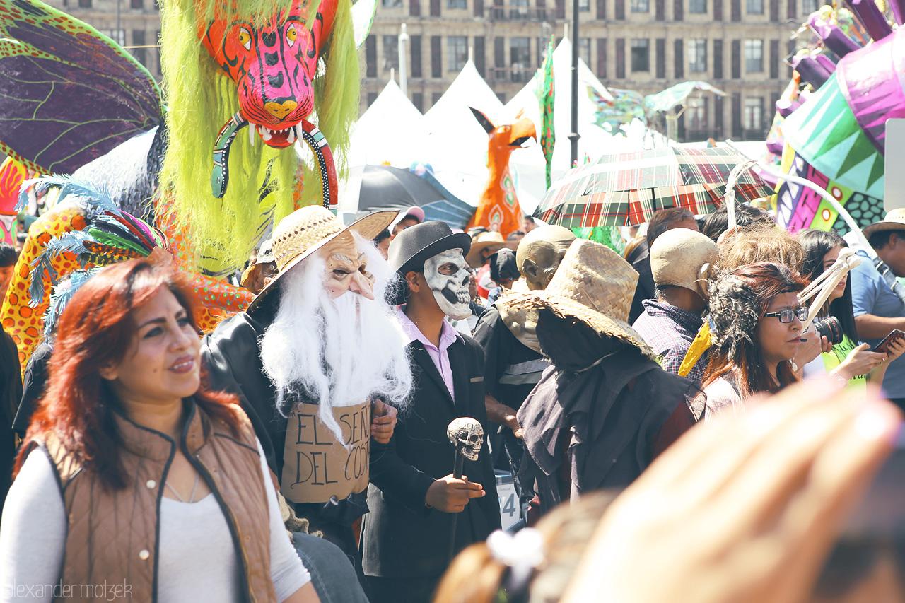 Cuauhtémoc Carnaval Foto von Vibrant masquerade amidst Cuauhtémoc's heartbeat, Mexico City's festive spirit captured.