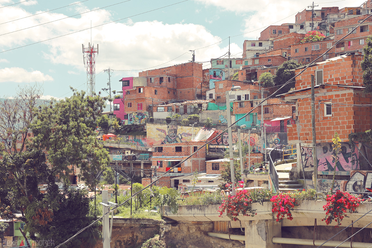 Vibrante Comuna 13 Foto von Vibrant, mural-covered buildings of Comuna 13—San Javier in Medellín, Colombia, blending vivid urban art with dramatic hillside views.