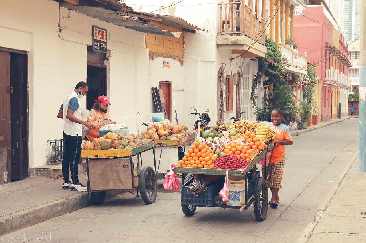 Frutas de la Vida Foto von Vibrant street vendors selling fresh fruits bring life to the historic streets of Cartagena, Colombia.