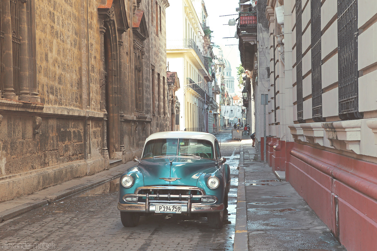 Clásico Foto von Wunderschöner cyanfarbender Oldtimer in einer Straße in Havana